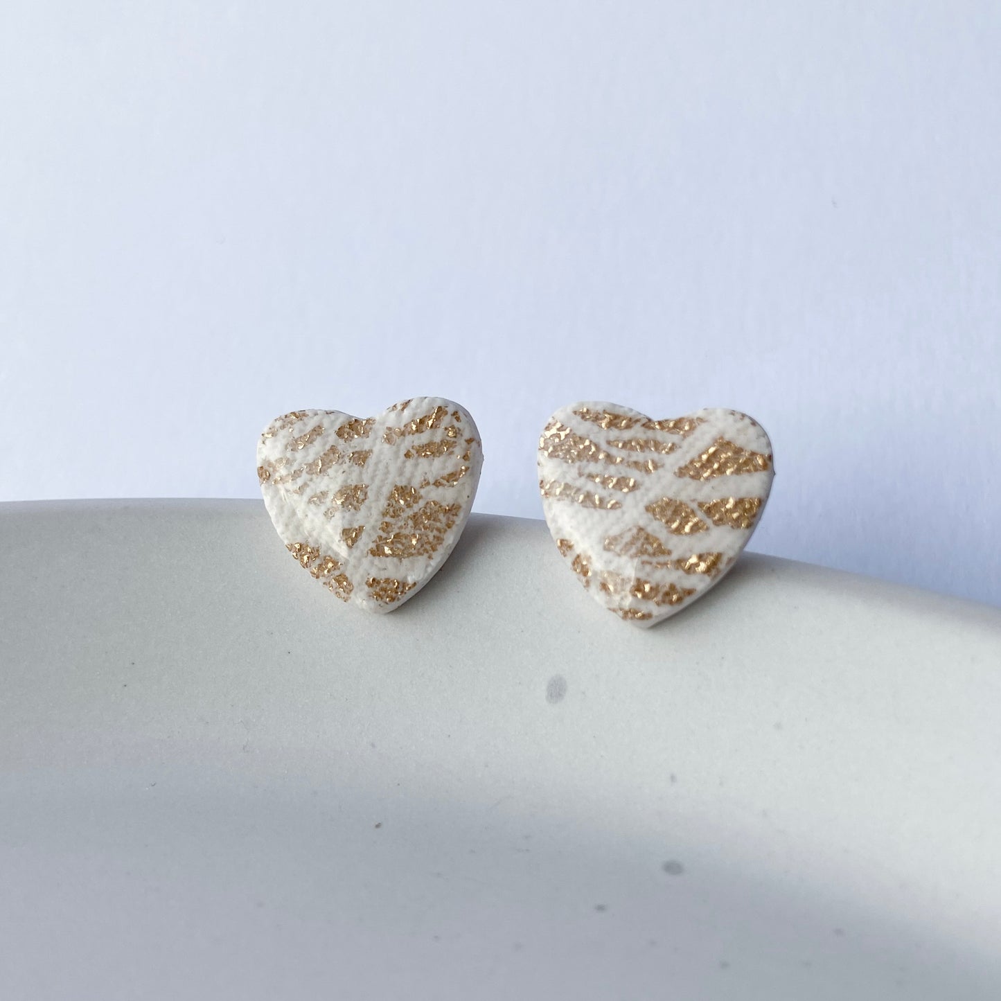 Heart stud earrings (white & gold)