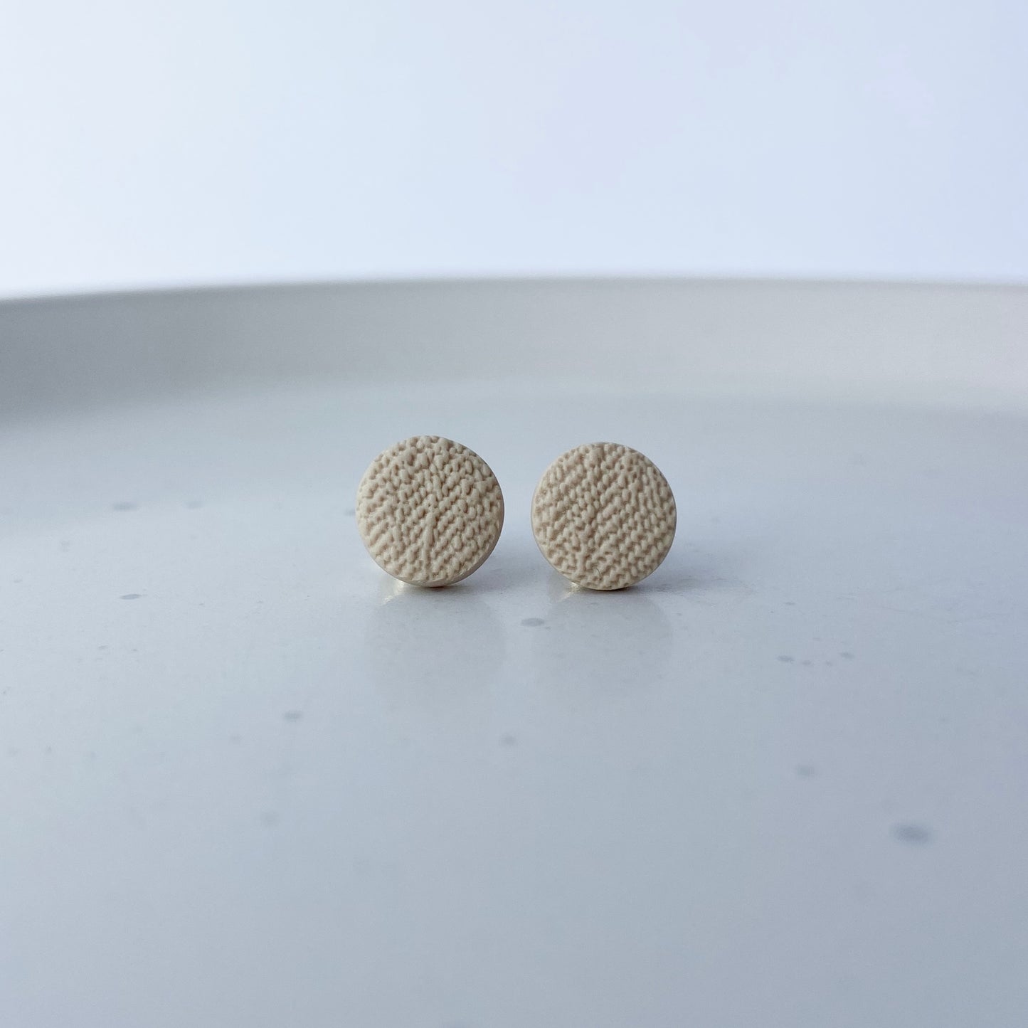 Mini Livies stud earrings (sand)